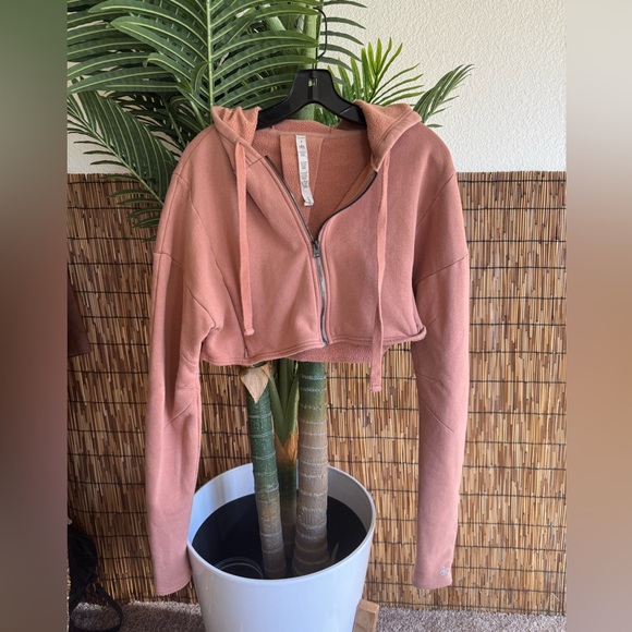 ALO Yoga Tops - ALO Xtreme Crop Zip Jacket in Dusty Pink